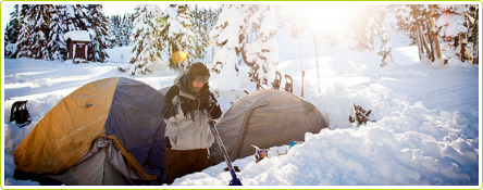 Organiser un camping dans la neige entre amis cet hiver : une idée rafraichissante