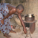 Un cuiseur à bois économe installé au Bénin dans le cadre du projet de compensation carbone