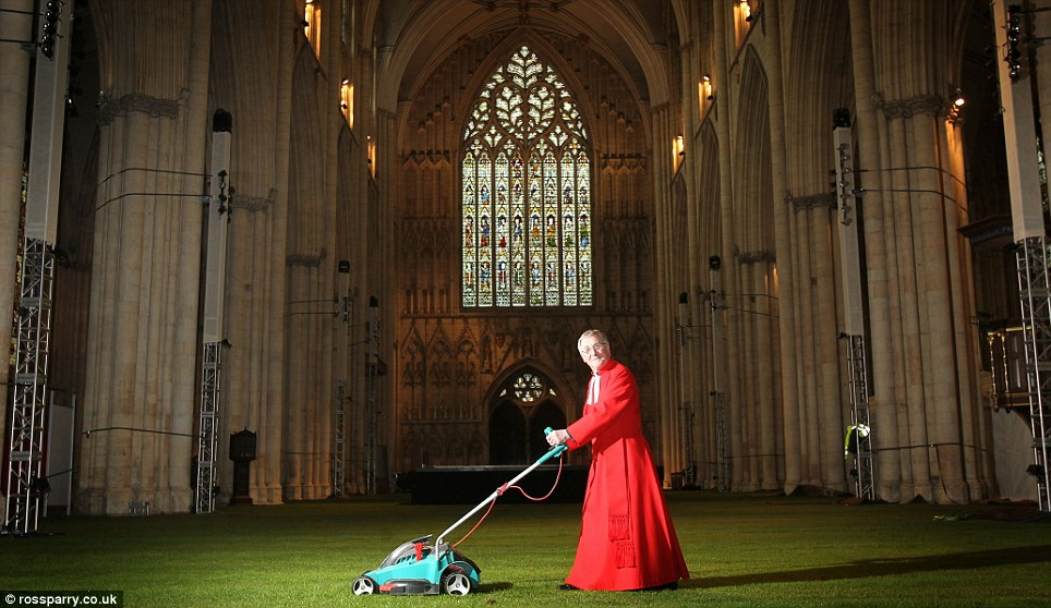 Du gazon dans la cathédrale de York Minster en Angleterre