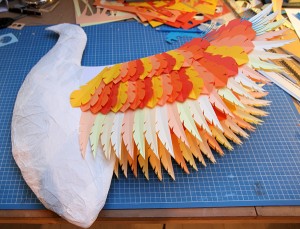 Le phoenix de Zim et Zum pendant sa réalisation, ici seules les ailes sont commencées