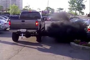 Pick-Up faisant du Rolling Coal sur un parking