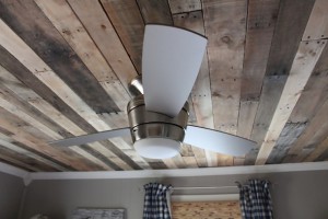 Plafond en bois avec des palettes