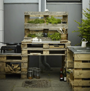 Une cuisine de jardin en palettes