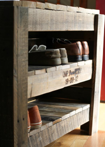 Un meuble de rangement pour chaussures en palettes