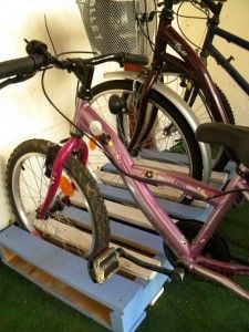 Un garage à vélos en palettes